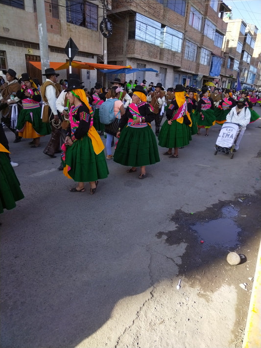 "Tejedoras de Tradición: El Arte Ancestral de Acora"